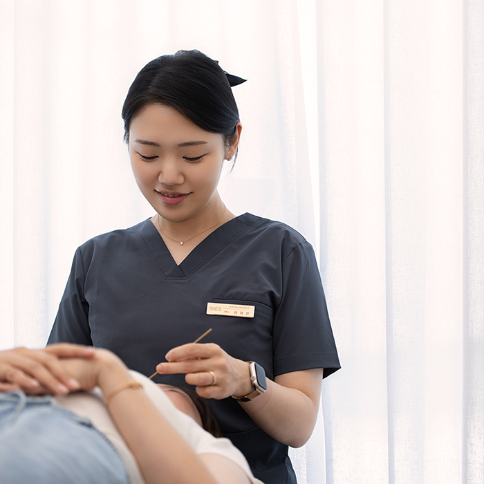 顔面リフトアップ術後のステリストリップは、このように貼ります。 Thumbnail