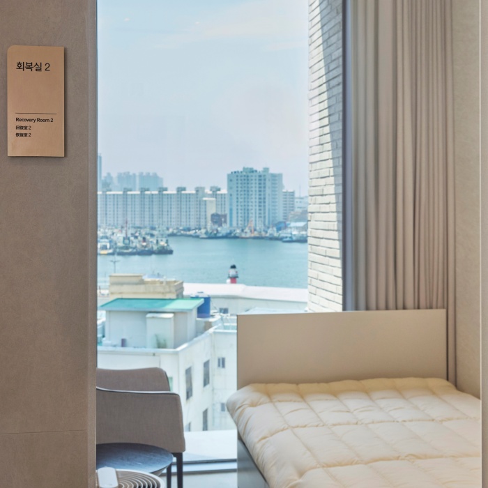 疲れて見える目元を、自然に。 Thumbnail